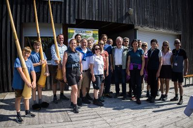 Am 7. August 2025 nahm Staatssekret&auml;r Alexander Pr&ouml;ll (m.) im Rahmen der ID-Austria Servicetour in Vorarlberg an einem Seniorenwandertag im Bregenzerwald teil.