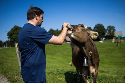 Am 7. August 2025 nahm Staatssekret&auml;r Alexander Pr&ouml;ll (im Bild) im Rahmen der ID-Austria Servicetour in Vorarlberg an einem Seniorenwandertag im Bregenzerwald teil.