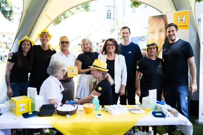 Am 8. August 2025 besuchte Staatssekret&auml;r Alexander Pr&ouml;ll (r.) im Rahmen der ID-Austria Servicetour in K&auml;rnten einen Seniorenwandertag in Spittal an der Drau.