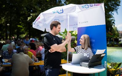 Am 8. August 2025 besuchte Staatssekret&auml;r Alexander Pr&ouml;ll (l.) im Rahmen der ID-Austria Servicetour in K&auml;rnten einen Seniorenwandertag in Spittal an der Drau.