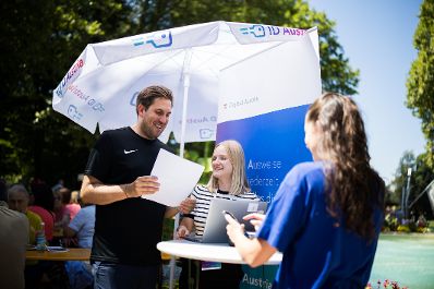 Am 8. August 2025 besuchte Staatssekret&auml;r Alexander Pr&ouml;ll (l.) im Rahmen der ID-Austria Servicetour in K&auml;rnten einen Seniorenwandertag in Spittal an der Drau.