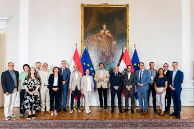 Am 11. August 2025 lud Staatssekret&auml;r Alexander Pr&ouml;ll (m.) zu einem Roundtable zum Thema Digitaler Souver&auml;nit&auml;t ins Bundeskanzleramt ein.