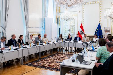 Am 11. August 2025 lud Staatssekret&auml;r Alexander Pr&ouml;ll (3.v.r.) zu einem Roundtable zum Thema Digitaler Souver&auml;nit&auml;t ins Bundeskanzleramt ein.