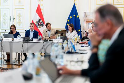 Am 11. August 2025 lud Staatssekret&auml;r Alexander Pr&ouml;ll (3.v.l) zu einem Roundtable zum Thema Digitaler Souver&auml;nit&auml;t ins Bundeskanzleramt ein.