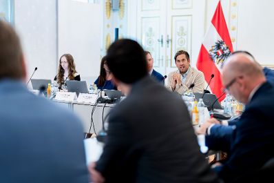 Am 11. August 2025 lud Staatssekret&auml;r Alexander Pr&ouml;ll (2.v.r.) zu einem Roundtable zum Thema Digitaler Souver&auml;nit&auml;t ins Bundeskanzleramt ein.