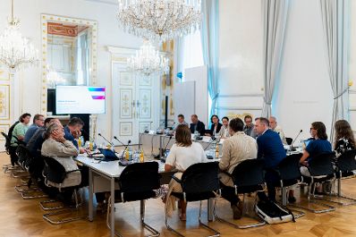 Am 11. August 2025 lud Staatssekret&auml;r Alexander Pr&ouml;ll (m.) zu einem Roundtable zum Thema Digitaler Souver&auml;nit&auml;t ins Bundeskanzleramt ein.