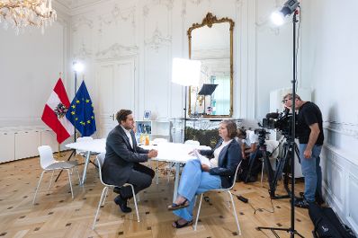 Am 12. August 2025 f&uuml;hrte Staatssekret&auml;r Alexander Pr&ouml;ll (l.) ein Sommergespr&auml;ch mit dem ORF im Bundeskanzleramt in Wien.