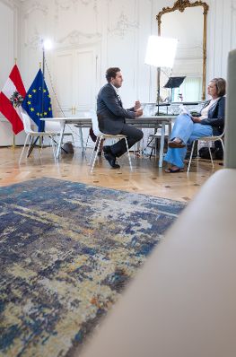 Am 12. August 2025 f&uuml;hrte Staatssekret&auml;r Alexander Pr&ouml;ll (l.) ein Sommergespr&auml;ch mit dem ORF im Bundeskanzleramt in Wien.