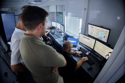 Am 13. August 2025 besuchte Staatssekret&auml;r Alexander Pr&ouml;ll (l.) die Einsatzkr&auml;fte am Frequency Festival in St.P&ouml;lten.