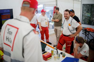 Am 13. August 2025 besuchte Staatssekret&auml;r Alexander Pr&ouml;ll (m.) die Einsatzkr&auml;fte am Frequency Festival in St.P&ouml;lten.