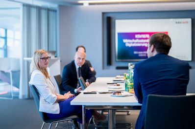 Am 20. August 2025 besuchte Staatssekret&auml;r Alexander Pr&ouml;ll (r.) den Kreditschutzverband von 1870.