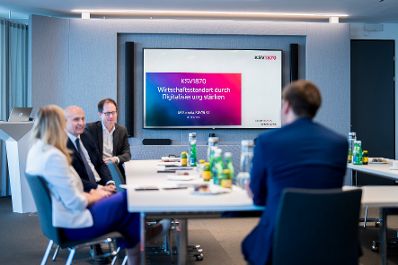 Am 20. August 2025 besuchte Staatssekret&auml;r Alexander Pr&ouml;ll (r.) den Kreditschutzverband von 1870.