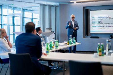 Am 20. August 2025 besuchte Staatssekret&auml;r Alexander Pr&ouml;ll (2.v.l.) den Kreditschutzverband von 1870. Im Bild mit Gesch&auml;ftsf&uuml;hrer Ricardo-Jos&eacute; Vybiral (r.).