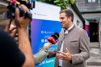 Am 21. August 2025 nahm Staatssekret&auml;r Alexander Pr&ouml;ll (r.) im Rahmen im Rahmen der ID-Austria Servicetour am Neustifter Kirtag teil.