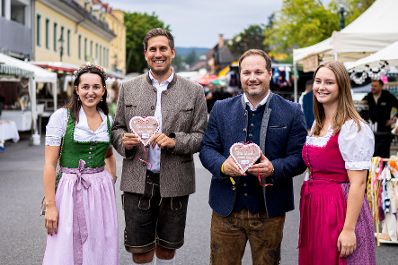Am 21. August 2025 nahm Staatssekret&auml;r Alexander Pr&ouml;ll (m.l.) im Rahmen im Rahmen der ID-Austria Servicetour am Neustifter Kirtag teil.
