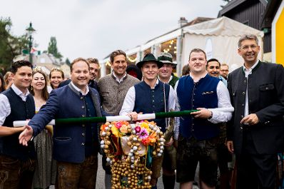 Am 21. August 2025 nahm Staatssekret&auml;r Alexander Pr&ouml;ll (6.v.l.) im Rahmen im Rahmen der ID-Austria Servicetour am Neustifter Kirtag teil.