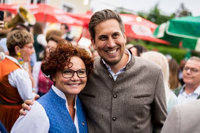 Am 21. August 2025 nahm Staatssekret&auml;r Alexander Pr&ouml;ll (m.r.) im Rahmen im Rahmen der ID-Austria Servicetour am Neustifter Kirtag teil. Im Bild mit Staatssekret&auml;rin Elisabeth Zehetner (m.l.).