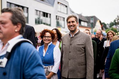 Am 21. August 2025 nahm Staatssekret&auml;r Alexander Pr&ouml;ll (m.r.) im Rahmen im Rahmen der ID-Austria Servicetour am Neustifter Kirtag teil. Im Bild mit Staatssekret&auml;rin Elisabeth Zehetner (m.l.).