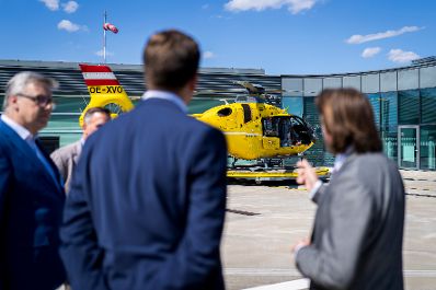 Am 25. August 2025 besuchte Staatssekret&auml;r Alexander Pr&ouml;ll (2.v.r.) die &Ouml;AMTC Flugrettung in Erdberg.