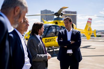 Am 25. August 2025 besuchte Staatssekret&auml;r Alexander Pr&ouml;ll (r.) die &Ouml;AMTC Flugrettung in Erdberg.