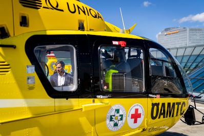 Am 25. August 2025 besuchte Staatssekret&auml;r Alexander Pr&ouml;ll (im Bild) die &Ouml;AMTC Flugrettung in Erdberg.