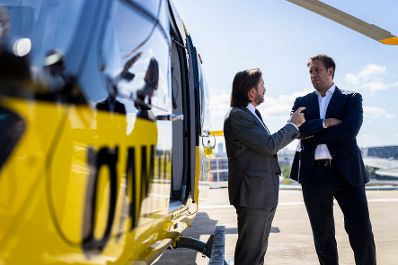 Am 25. August 2025 besuchte Staatssekret&auml;r Alexander Pr&ouml;ll (r.) die &Ouml;AMTC Flugrettung in Erdberg.