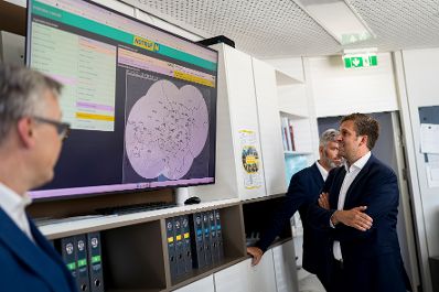 Am 25. August 2025 besuchte Staatssekret&auml;r Alexander Pr&ouml;ll (r.) die &Ouml;AMTC Flugrettung in Erdberg.