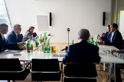 Am 25. August 2025 besuchte Staatssekret&auml;r Alexander Pr&ouml;ll (r.) die &Ouml;AMTC Flugrettung in Erdberg. Im Bild beim Arbeitsgespr&auml;ch.