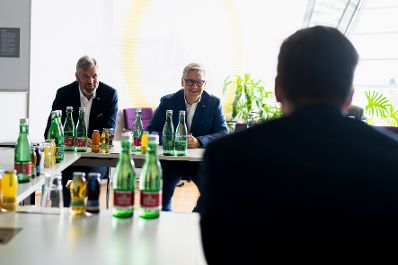 Am 25. August 2025 besuchte Staatssekret&auml;r Alexander Pr&ouml;ll (r.) die &Ouml;AMTC Flugrettung in Erdberg. Im Bild beim Arbeitsgespr&auml;ch.