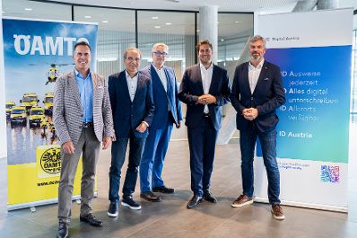 Am 25. August 2025 besuchte Staatssekret&auml;r Alexander Pr&ouml;ll (2.v.r.) die &Ouml;AMTC Flugrettung in Erdberg.