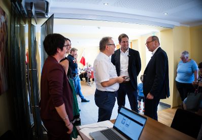 Am 26. August 2025 nahm Staatssekret&auml;r Alexander Pr&ouml;ll (3.v.r.) am mehrt&auml;gigen Forum Alpbach teil. Im Bild beim Besuch des ID-Austria Standes.