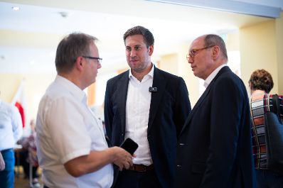 Am 26. August 2025 nahm Staatssekret&auml;r Alexander Pr&ouml;ll (m.) am mehrt&auml;gigen Forum Alpbach teil. Im Bild beim Besuch des ID-Austria Standes.