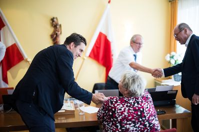 Am 26. August 2025 nahm Staatssekret&auml;r Alexander Pr&ouml;ll (l.) am mehrt&auml;gigen Forum Alpbach teil. Im Bild beim Besuch des ID-Austria Standes.