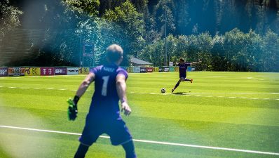 Am 26. August 2025 nahm Staatssekret&auml;r Alexander Pr&ouml;ll (r.) am mehrt&auml;gigen Forum Alpbach teil. Im Bild beim EFA Vienna Derby.