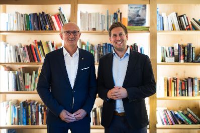 Am 27. August 2025 nahm Staatssekret&auml;r Alexander Pr&ouml;ll (r.) am mehrt&auml;gigen Forum Alpbach teil. Im Bild beim Arbeitsgespr&auml;ch mit Landeshauptmann Anton Mattle (l.).