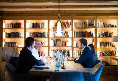 Am 27. August 2025 nahm Staatssekret&auml;r Alexander Pr&ouml;ll (r.) am mehrt&auml;gigen Forum Alpbach teil. Im Bild beim Arbeitsgespr&auml;ch mit Landeshauptmann Anton Mattle (2.v.l.).