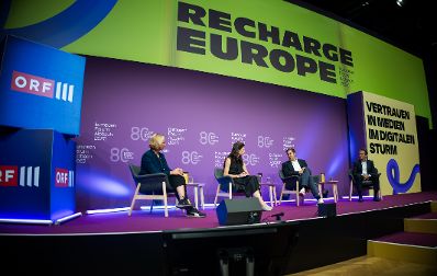 Am 28. August 2025 nahm Staatssekret&auml;r Alexander Pr&ouml;ll (m.r.) am mehrt&auml;gigen Forum Alpbach teil. Im Bild mit Institutsleiterin an der WU Wien Sarah Spiekermann-Hoff (l.), Journalistin Raffaela Schaidreiter (m.l.) und Generaldirektor des ORF Roland Wei&szlig;mann (r.).