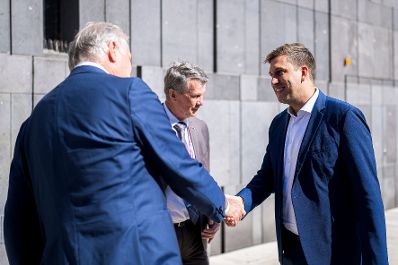 Am 11. September 2025 besuchte Staatssekret&auml;r Alexander Pr&ouml;ll (r.) den TU Austria Innovationsmarathon.