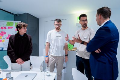 Am 11. September 2025 besuchte Staatssekret&auml;r Alexander Pr&ouml;ll (r.) den TU Austria Innovationsmarathon.