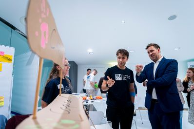 Am 11. September 2025 besuchte Staatssekret&auml;r Alexander Pr&ouml;ll (2.v.r.) den TU Austria Innovationsmarathon.