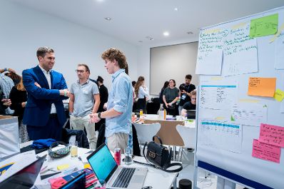 Am 11. September 2025 besuchte Staatssekret&auml;r Alexander Pr&ouml;ll (l.) den TU Austria Innovationsmarathon.