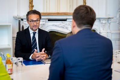 Am 12. September 2025 lud Staatssekret&auml;r Alexander Pr&ouml;ll (r.) Digitalisierungsministerinnen und Minister zum Arbeitstreffen anl&auml;sslich des Gipfel zur Digitalen Souver&auml;nit&auml;t. Im Bild beim Arbeitsgespr&auml;ch mit dem portugiesischen Staatssekret&auml;r Bernardo Correia (l.).