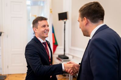 Am 12. September 2025 lud Staatssekret&auml;r Alexander Pr&ouml;ll (r.) Digitalisierungsministerinnen und Minister zum Arbeitstreffen anl&auml;sslich des Gipfel zur Digitalen Souver&auml;nit&auml;t. Im Bild beim Empfang des slowakischen Staatssekret&auml;rs Radoslav Stefanek (l.).