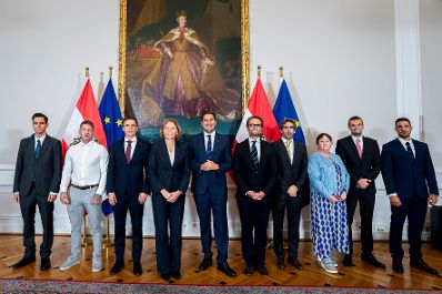 Am 12. September 2025 lud Staatssekret&auml;r Alexander Pr&ouml;ll (5.v.l.) Digitalisierungsministerinnen und Minister zum Arbeitstreffen anl&auml;sslich des Gipfel zur Digitalen Souver&auml;nit&auml;t. Im Bild mit der Exekutiv-Vizepr&auml;sidentin der Europ&auml;ischen Kommission Henna Virkkunen (4.v.l.), dem slowakischen Staatssekret&auml;r Radoslav Stefanek (3.v.l.) und dem portugiesischen Staatssekret&auml;r Bernardo Correia (6.v.l.).