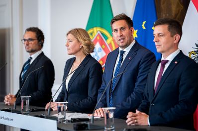 Am 12. September 2025 lud Staatssekret&auml;r Alexander Pr&ouml;ll (m.r.) Digitalisierungsministerinnen und Minister zum Arbeitstreffen anl&auml;sslich des Gipfel zur Digitalen Souver&auml;nit&auml;t. Im Bild mit der Exekutiv-Vizepr&auml;sidentin der Europ&auml;ischen Kommission Henna Virkkunen (m.l.), dem slowakischen Staatssekret&auml;r Radoslav Stefanek (r.) und dem portugiesischen Staatssekret&auml;r Bernardo Correia (l.) bei der anschlie&szlig;enden Pressekonferenz.