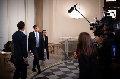 Am 16. September 2025 nahm Staatssekret&auml;r Alexander Pr&ouml;ll (4.v.l.) gemeinsam mit Bundesminister Markus Marterbauer an den Gehaltsverhandlungsgespr&auml;chen teil.