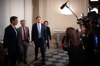 Am 16. September 2025 nahm Staatssekret&auml;r Alexander Pr&ouml;ll (3.v.l.) gemeinsam mit Bundesminister Markus Marterbauer (2.v.l.) an den Gehaltsverhandlungsgespr&auml;chen teil.