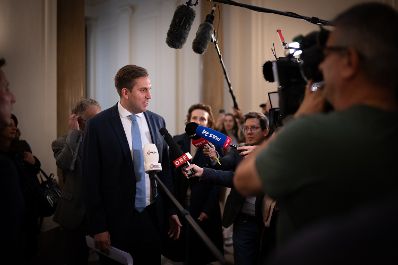 Am 16. September 2025 nahm Staatssekret&auml;r Alexander Pr&ouml;ll (4.v.l.) gemeinsam mit Bundesminister Markus Marterbauer an den Gehaltsverhandlungsgespr&auml;chen teil.