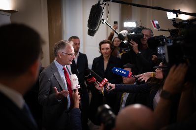 Am 16. September 2025 nahm Staatssekret&auml;r Alexander Pr&ouml;ll gemeinsam mit Bundesminister Markus Marterbauer (2.v.l.) an den Gehaltsverhandlungsgespr&auml;chen teil.