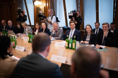 Am 16. September 2025 nahm Staatssekret&auml;r Alexander Pr&ouml;ll (5.v.r.) gemeinsam mit Bundesminister Markus Marterbauer (7.v.r.) an den Gehaltsverhandlungsgespr&auml;chen teil.